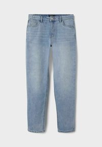 Jeans de mezclilla de pierna recta de talle alto en azul claro, con bolsillos frontales, passacinturones y cierre de botón, exhibidos planos sobre un fondo blanco.