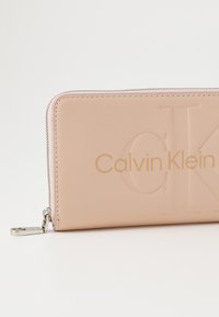 Calvin Klein Jeans SCULPTED ZIP AROUND MONO - Portafoglio - rose dust