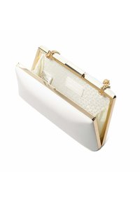 Witte clutch tas met een gladde textuur, gouden metalen accenten en een gestreepte stoffen interieur. Voorzien van een sluiting met een clasp en een hoekig ontwerp.