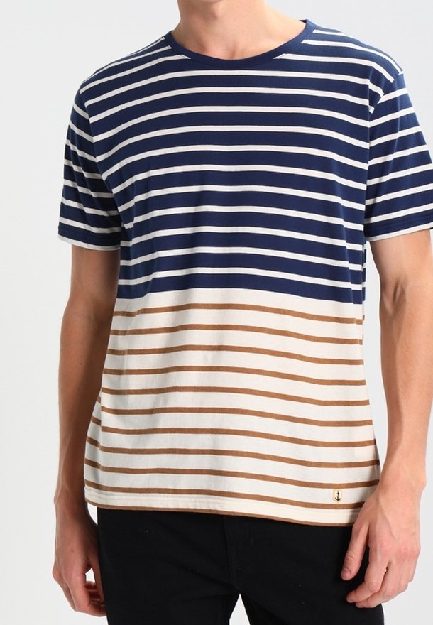Pruhované tričko s krátkým rukávem v námořnické, bílé a hnědé barvě; kulatý výstřih; hladká bavlněná tkanina; malá logo aplikace.