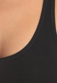 Schwarzes Stofftanktop mit rundem Ausschnitt und schmalen Trägern. Glatte Textur und saubere Nähte entlang der Kanten.