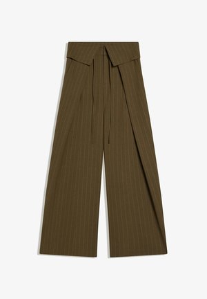 Olijfgroene wijde pantalon met fijne krijtstrepen, hoge taille en vooraan een ceintuur met knoopdetail, plat uitgestald op witte achtergrond.