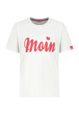 Weißes T-Shirt mit kurzen Ärmeln, rotem kursivem Schriftzug "Moin" und kleinem Herz über dem "i" sowie passendem rotem Etikett am Ärmel.