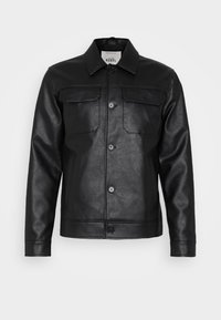 Veste en cuir synthétique noire avec fermeture à boutons, deux poches à rabat sur la poitrine, poches latérales et col évasé, présentée sur fond blanc.