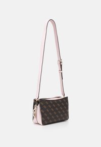 Obdélníková crossbody taška s hnědým monogramovým vzorem a růžovými akcenty, vybavená nastavitelným růžovým popruhem a zlatým zipem s klipem.