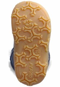 Suola di una scarpa realizzata in un materiale gommoso marrone chiaro con un motivo a fiocco di neve per una migliore aderenza, etichettata "Pepino" e contrassegnata con la taglia "20".