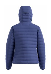 Marineblaue Steppjacke mit Kapuze, mit einem gesteppten Design, weicher Textur und elastischen Bündchen. Rückansicht zeigt horizontale Nähte.