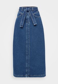 Mørkeblå denim midi-skjørt med knyttet liv, frontglidelås og fem lommer. Stoffet er glat med en lett strukturert form.
