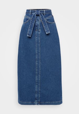 Dunkelblaue Denim-Midirock mit gebundenem Taillengürtel, Frontreißverschluss und fünf Taschen. Der Stoff ist glatt und hat eine leicht strukturierte Form.