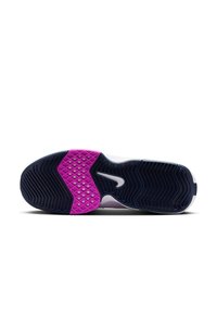 Nike sko ydersål med et sort gummimønster, en lilla skridsektionsdel og et hvidt accent-logo. Tekstureret overflade for godt greb.