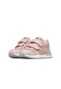 Růžové sportovní boty s dvojitými suchými zipy, zlatými akcenty a detailem srdce. Texturovaný svršek s bílou a šedou gumovou podrážkou.