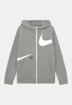 Šedá mikina s kapucí na zip vyrobená z měkké látky, s bílými logy Nike swoosh na přední straně a na rukávu, s předními kapsami a kapucí.