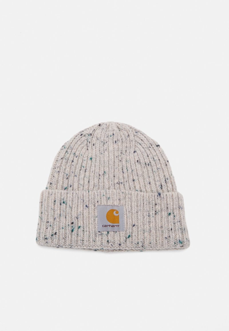 Bonnet en tricot de couleur gris clair avec des éclats multicolores. Il présente une texture côtelée et un revers avec un patch logo gris.