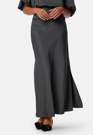 Gonna maxi in satin grigio con design svasato, dotata di una spaccatura laterale per facilitare il movimento. La texture liscia accentua l'eleganza.