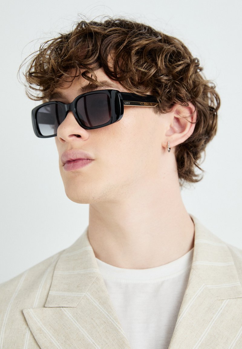 QUAY AUSTRALIA KARMA UNISEX - Sunglasses - black/smoke gradient