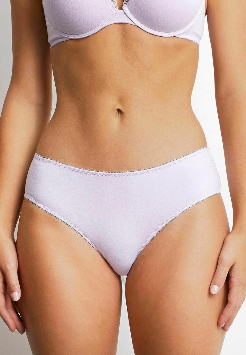 Chiloți bikini de culoare mov deschis, de înălțime medie, confecționați dintr-un material moale. Prezintă margini netede și un design simplu, fără modele sau logo-uri vizibile.