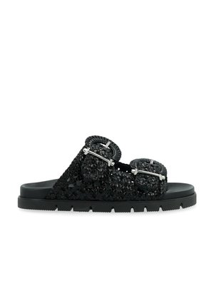 Des sandales noires à semelle ouverte présentent une tige texturée et tressée avec deux accents de boucle et une semelle en caoutchouc pour une meilleure traction. Design léger et ouvert.