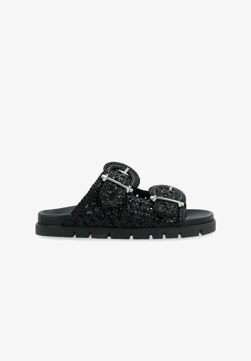 Las sandalias negras cuentan con un upper texturizado y tejido, con dos hebillas decorativas y una suela de goma para mayor tracción. Diseño ligero y abierto.