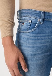 Tommy Jeans SCANTON SLIM - Vaqueros slim fit - denim medium
