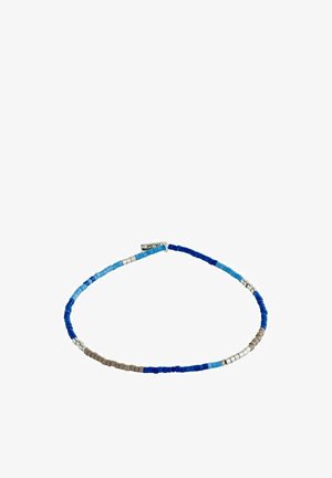 Kralenarmband met verschillende tinten blauw, grijs en zilver; bevat kleine vierkante en cilindrische kralen in een symmetrisch patroon.