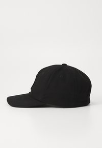 Fekete baseball sapka ívelt karimával, texturált szövetből készült. Hat szellőzőnyílással és lapos tetejű panellel rendelkezik.