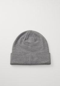 Bonnet gris en tissu tricoté, avec un revers repliable et une texture lisse. Le dessus est légèrement effilé, révélant les lignes de couture.