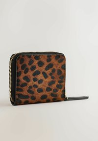 Portafoglio marrone con stampa leopardata, dotato di chiusura con zip e accenti neri. Superficie in pelle texturizzata. Forma quadrata compatta.