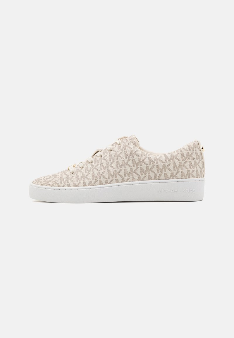 Beige canvas sneakers met een subtiel MK-monogram patroon, een witte rubberen zool en details van goudkleurig metaal. Merkennaam op de hiel.