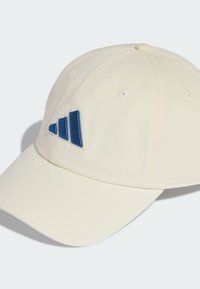 Gorra de algodón blanca con un logo azul bordado que tiene tres franjas. Visera redondeada y agujeros de ventilación en la parte superior para mayor transpirabilidad.
