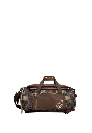 Borsa da viaggio marrone e multicolore con due manici, una tasca frontale con motivi floreali rossi e una tracolla su sfondo bianco.