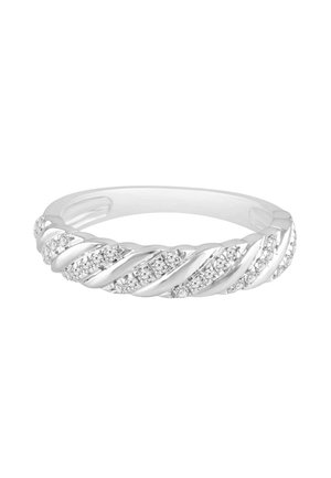 Bague en argent avec un design torsadé présentant des rangées de petits diamants étincelants sertis le long du bandeau.