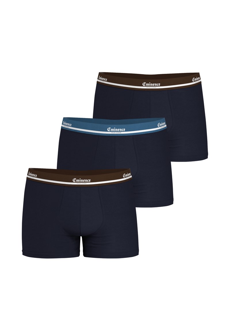 Trois paires de boxer en coton de couleur bleu marine, avec des ceintures contrastantes en marron et bleu clair, comportant un détail de logo sur chaque bande.