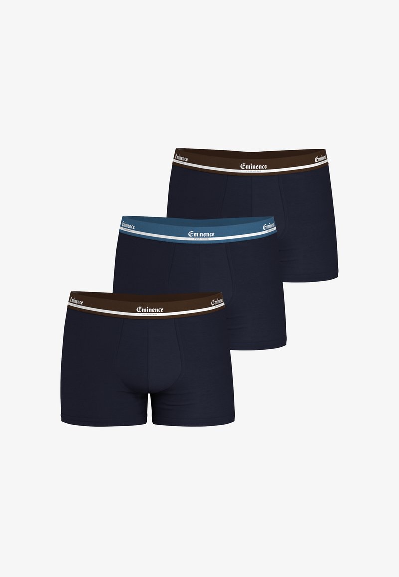 Trois paires de boxer en coton de couleur bleu marine, avec des ceintures contrastantes en marron et bleu clair, comportant un détail de logo sur chaque bande.