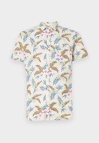 Camisa de manga corta hecha de tela ligera, con un fondo crema y un patrón floral en tonos rosa, azul y marrón. Incluye botones en la parte delantera y cuello.