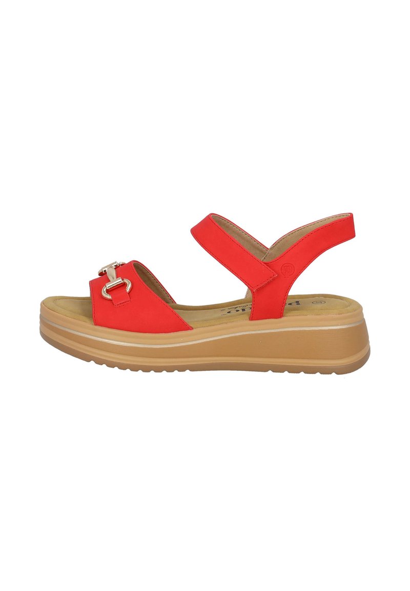 Sandale rouge avec une large sangle supérieure et une bande de cheville réglable. Dotée d'une boucle métallique et d'une semelle beige rembourrée.
