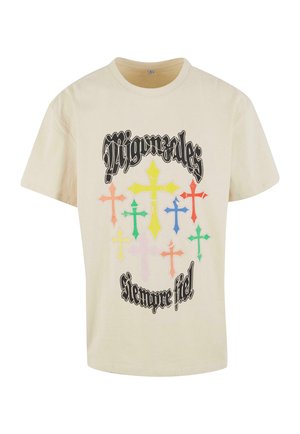 Camiseta de algodón color crema con gráficos de cruces coloridos en amarillo, verde, rosa y naranja con el texto "Siempre fiel" en negro.