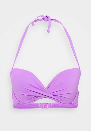 Lilafarbener Bikini-Oberteil mit einem verdrehten Frontdesign, Halterneck-Bändern und einem Verschluss hinten. Hergestellt aus glattem Material mit leichtem Glanz.