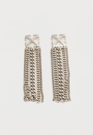 Boucles d'oreilles en métal ton argent avec plusieurs glands en chaîne suspendus à des clous géométriques carrés.