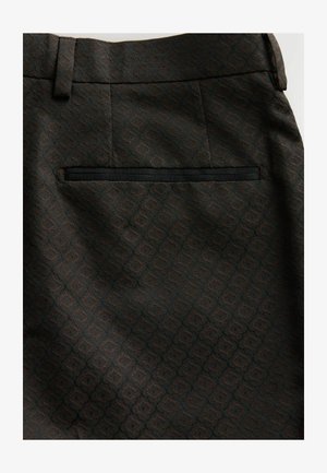 Pantalons en tissu à motif sombre avec un design en diamond subtil, une poche arrière simple et une taille plate. Surface texturée.