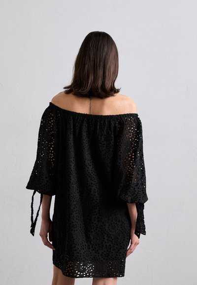 Alice + Olivia ARTEMIS OFF SHOULDER MINI DRESS - Rochie de zi - black
