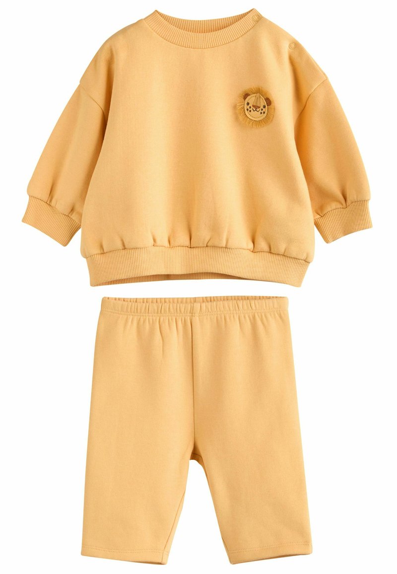 Gul sweatshirt i bomullsblandning med ribbade ärmslut och nederkant, uppvisande ett lejonansikte-patch; matchas med shorts med elastisk midja.