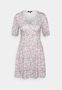 Kortärmad klänning i ljusblått med ett blommönster som har rosa rosor och gröna blad, v-ringning och utsvängd kjol. Tillverkad av mjukt tyg.