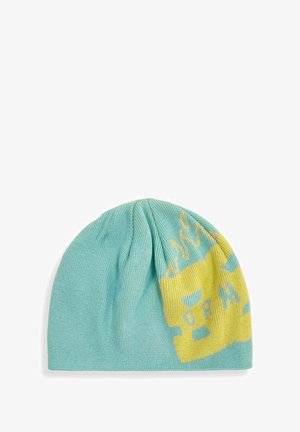 Gebreide beanie in lichtblauw met een gele grafische print. Heeft een zachte textuur en een ontspannen vorm, ontworpen voor comfort en warmte.
