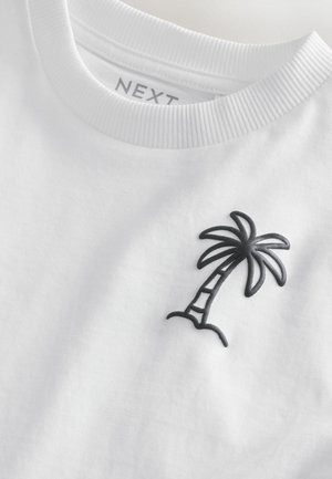 Weißes T-Shirt mit kurzen Ärmeln und einer schwarzen, auf der linken Brust gestickten Palme. Gerippter Kragen und weiche Baumwolltextur.