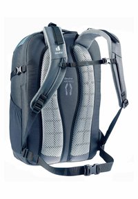 Mochila Deuter con tejido negro, acolchado de malla y correas ajustables. Incluye soporte trasero transpirable y bolsillo lateral con hebillas.