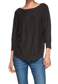 Czarny, luźny sweter z dzianiny z szerokim dekoltem, rękawami o długości trzech czwartych i lekko zaokrąglonym hemem. Gładka tekstura, casualowy styl.