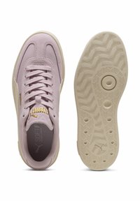 Világos rózsaszín sportcipők sima bőr felsőrésszel, texturált díszítésekkel és bézs gumitalppal, hullám mintázattal. Arany színű fémrészlet.