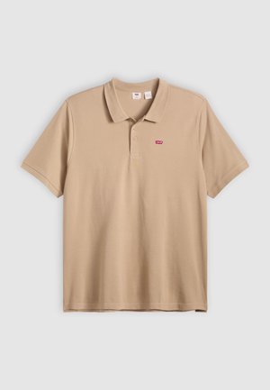 Beige Poloshirt aus Baumwolle mit klassischem Kragen, kurzen Ärmeln und einem kleinen roten Logo auf der linken Brust.