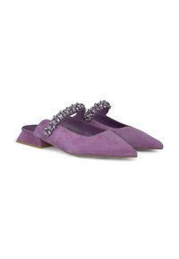 Lavender suede muilen met spitse neuzen en een lage hak, voorzien van een versierde band bezaaid met heldere edelstenen.