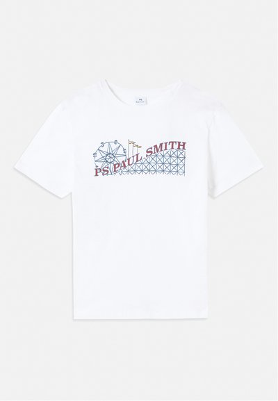 Balta kokvilnas T-kreklu ar krāsainu grafiku, kurā attēlots Rūdolfa rats un kalniņš, un uzraksts "PS Paul Smith" sarkanā un zilā krāsā.